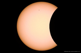 Комбинированный кадр частного солнечного затмения 20 марта 2015, сложенный из 7 кадров в Registax. Снято в АПО-рефрактор SW 80ED с 2х телеконвертером на Canon 350D, 1/2000, ISO 400.